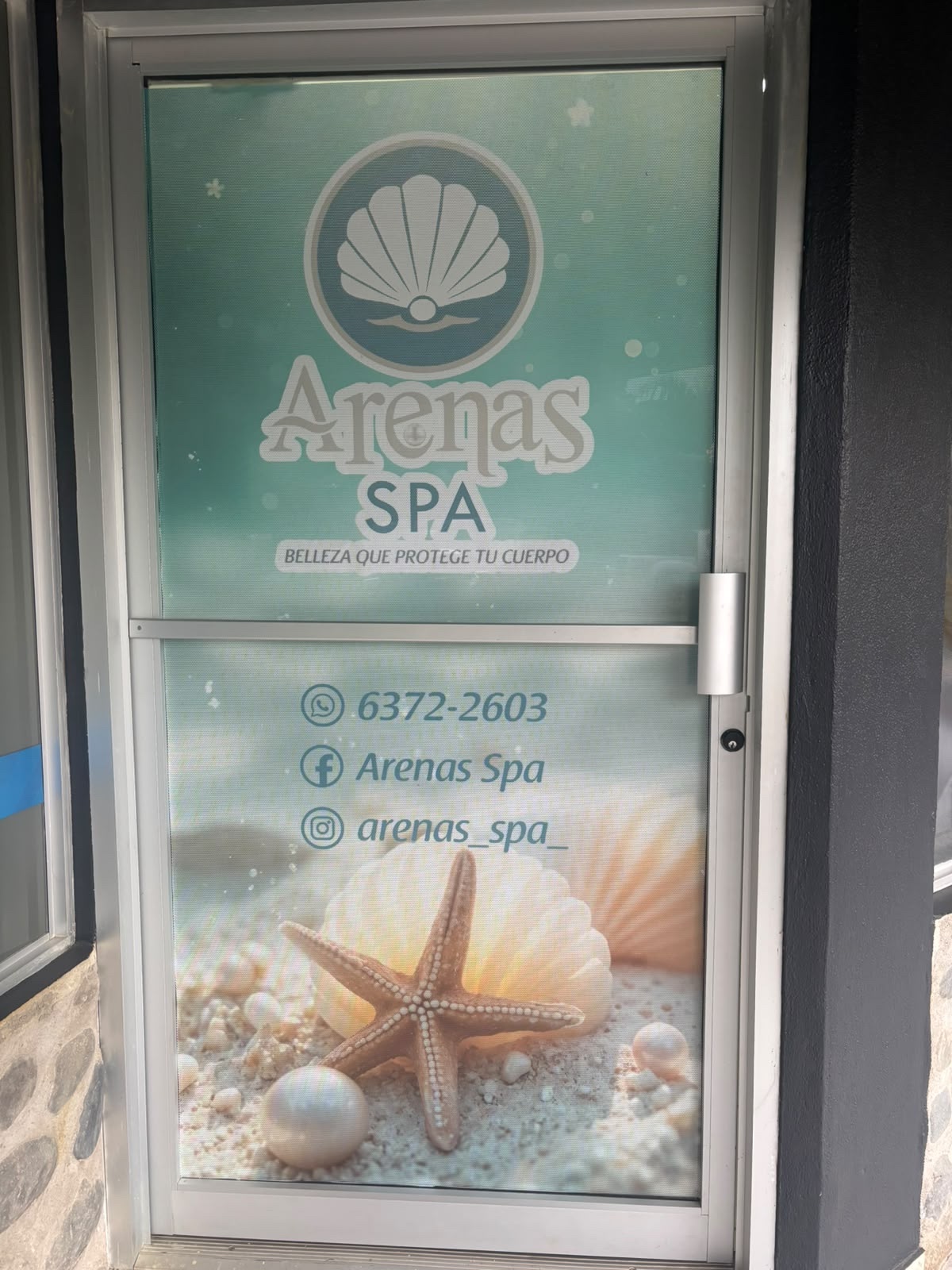 Puerta de entrada de Arenas Spa, con su logotipo y teléfono