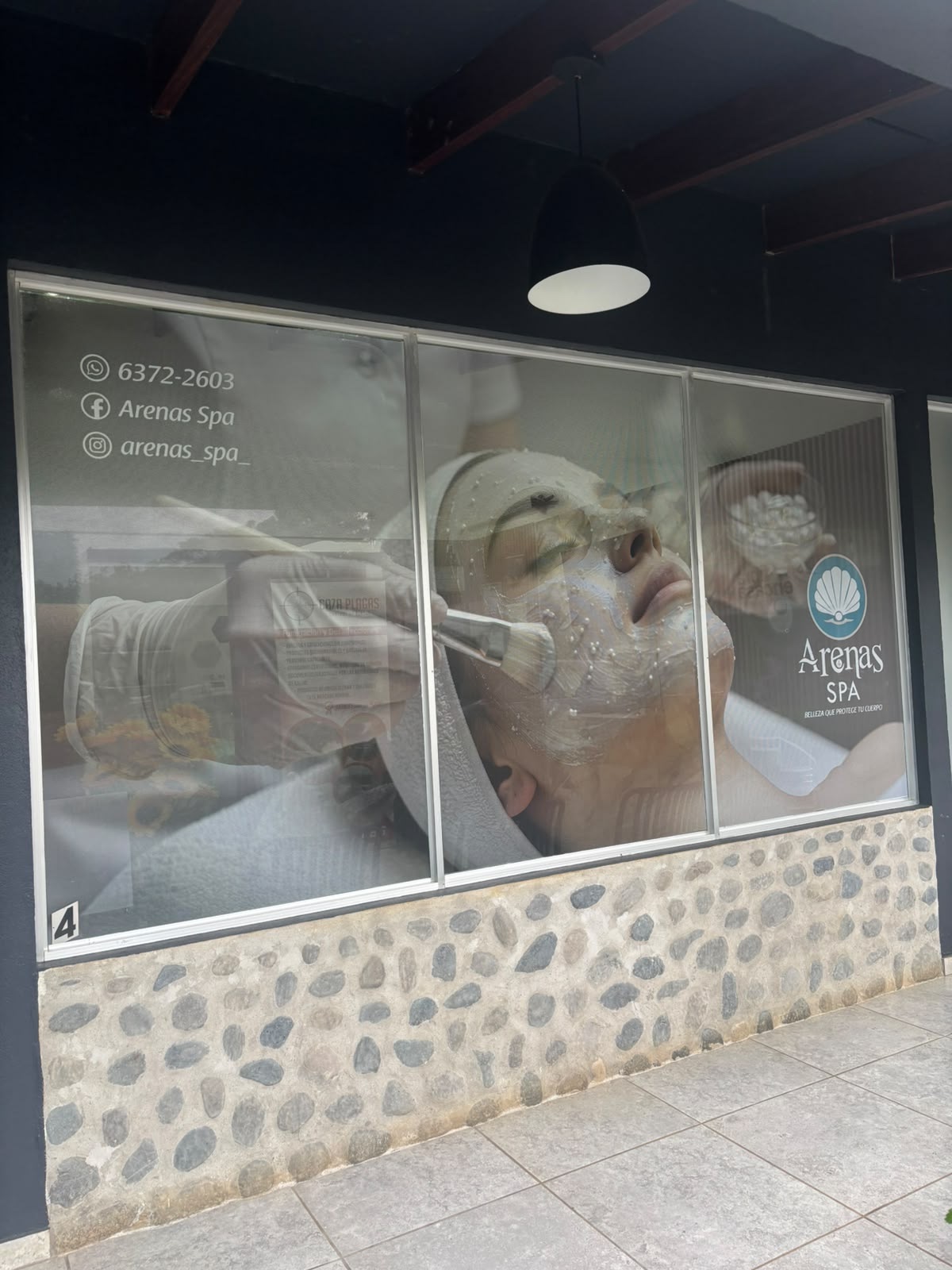 Ventanal de Arenas Spa con fotografías de tratamientos faciales